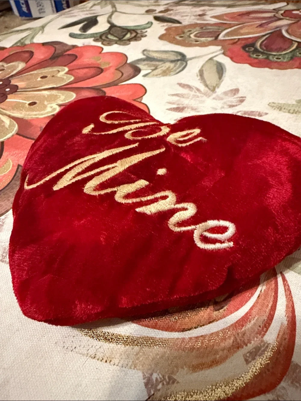 💫 Red 'Be Mine' Heart Throw Pillow - Valentine Accent